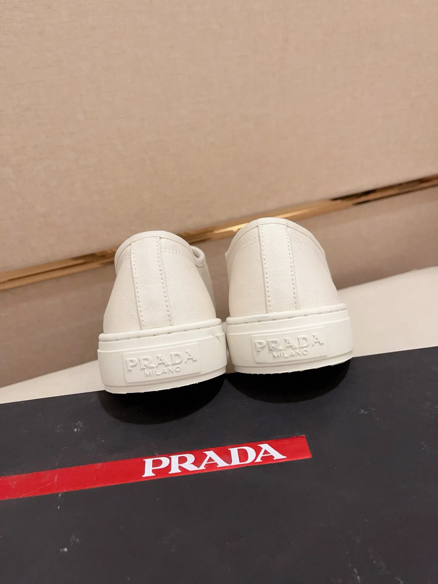 Men's shoes 💰 580💰 ✔️✔️✔️High-quality new PRADA counters are launched at the same time. The new men's shoes and 😘fabrics are selected from first-layer cowhide and are made by pure handicrafts. Lining: Full cowhide lining. 👍🏿 High-end ☄️ air-cushion molded anti-slip rubber outsole, exquisite lines, simple and elegant, comfortable and high-end for leisure travel. Code number: 38 to 44 (45 can be customized)